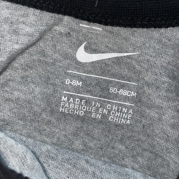 ⭐️ 0-6 Month NIKE Baby Boys Summer Romper⭐️ - Picture 2 of 5